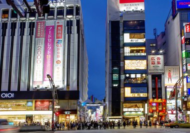 Tokyo, Japonya, 04/18/2017, Ueno bölge. Akşam Tokyo. Tokyo akşam reklam, kalabalık insan, gökdelenler nurudur.
