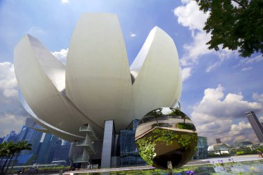 Singapore, 11/26/2014, bilim ve Singapur Sanat Müzesi. Binanın kendisi, her biri farklı bir çapa sahip bir çiçek yaprakları, şeklinde yapılır. En büyük petal 60 metre ulaşır. İnci yapımında kullanılan teknoloji