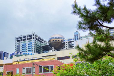 Tokyo, Japonya, 04/21/2017, Odaiba Adası. Fuji televizyon binası. Fuji televizyon, ülkenin en büyük Ulusal Yayıncılar merkezi olup.