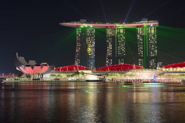 Singapore, 01/18/2018, akşam Singapur. Marina Bay Sands Hotel. Marina Bay sahildeki lazer gösterisi. Üç 55 katlı kuleleri oluşan otel, körfezin ana çekim olduğunu bir büyük gözlem güverte formu o üstüne United