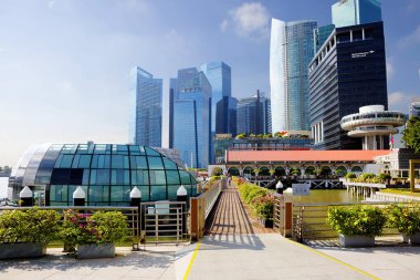 Singapur 01/21/2018, Quay. Clifford pierce. Kentin merkezi iş parçası binalarda büyük şirketleri, bankalar, bulvarlar ve kareler ile serpiştirilmiş ofisleri bulunmaktadır. Clifford pierce şehrin tarihi bir yer olarak kabul edilmektedir. Şimdi 