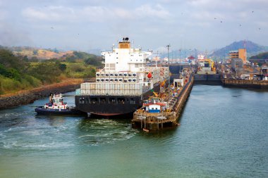 Panama kanalı, 03 / 11 / 2016, Panama kanalının geçidi Panama kanalı iki okyanusu birbirine bağlar - Pasifik 'i Atlantik' e. Pasifik Okyanusu 'ndan Panama Kanalı' nın ilk kilidi