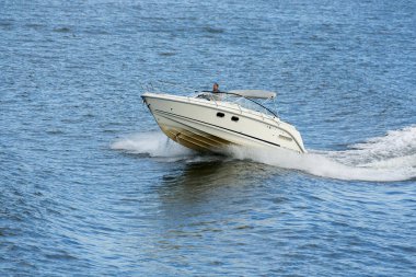 Stockholm, Isveç, 07/16/2010, Stockholm fiyort zevk tekne yelken. Stockholm fiyort rahat yüksek hızlı zevk tekne yelken.