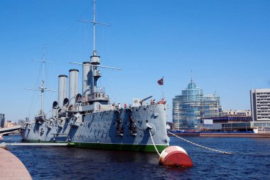 St. Petersburg, Rusya Federasyonu, 2010/07/14, Cruiser Aurora. Kruvazör Rusya'da Ekim devriminin ana sembollerinden biri haline geldi. Rıhtımlar üzerinde filo tarihinin bir müze-Anıtı yer.