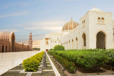 Umman. Muscat. Sultan Qaboos Büyük Camii. Sultan Qaboos Camii veya Muscat Katedrali Muscat, Umman 'daki ana aktif camidir..