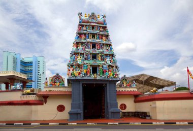 Hindu Tapınağı, Sri Mariamman. Sri Mariamman Tapınağı eski Chinatown merkezinde yer alır. Bina 1843 yılında Madras ustaları tarafından inşa edilmiş, ancak daha sonra tapınağın art arda tamamlandı ve yirminci centu 60'lar kadar dekore edilmiş