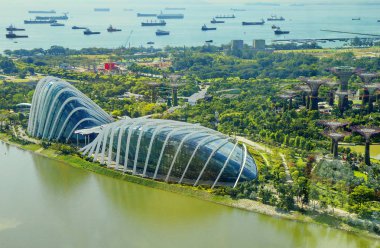 Singapur. --Dan Bay yakınındaki sera yüksekliğini görüntüleyin. Marina Bay otel gözlem güverte görünümünden Singapur. Buradan sen-ebilmek görmek tüm kıtada 220 bin bitkiler ile iki seralar.
