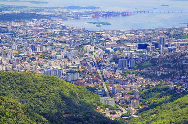 리우데자네이루 브라질 높이에서 코르코바도 산기슭에 자네이로의 거짓말 멀리서 과나바라 베이를 — 스톡 사진