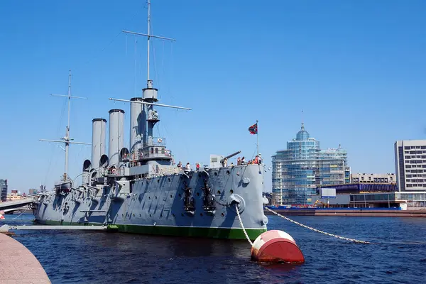 St. Petersburg, Rusya Federasyonu, 2010/07/14, Cruiser Aurora. Kruvazör Rusya'da Ekim devriminin ana sembollerinden biri haline geldi. Rıhtımlar üzerinde filo tarihinin bir müze-Anıtı yer.