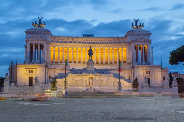 Рим Италия Памятник Алтарь Отечества Вечером Алтарь Отечества Витториано Мемориал — стоковое фото