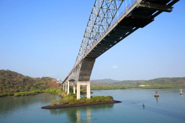 Panama Kanalı üzerindeki iki Amerika Köprüsü. Panama Cumhuriyeti 'nde Pasifik Okyanusu' ndan Panama Kanalı 'na yaklaşan bir yol köprüsü. Bu Pasifik Okyanusu 'ndan Panama Kanalı üzerindeki ilk köprü..