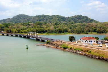 Panama Kanalı kıyısında. Panama demiryolu. Panama demiryolu, Panama Cumhuriyeti 'nin Pasifik kıyılarını Atlantik' e bağlar. 1850-1855 yılları arasında inşa edilmiş. Yolun uzunluğu 76 km uzakta. Panama Kanalı ile paraleldir..