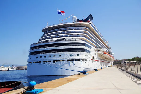 Cruiseschip Aangemeerde Messina Sicilië Deze Liner Als Een Gigantische Stad — Stockfoto