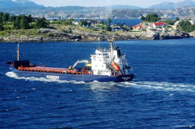 Stavanger, Norveç, 2010/07/22, kargo gemisi. Gemi Nakliye toprak (taş, kum) için. Gemide olduğunu tasarlanmış bir kova için kazı ve yükleme toprak.