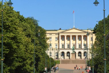 Oslo, Norveç, 2010/07/24, Kraliyet Sarayı. Kraliyet Sarayı bina klasik tarzda XIX yüzyılın ilk yarısında inşa edilmiştir. Onun önünde bir heykel Kral Karl Johan XIV olduğunu.