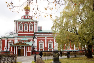 Moskova, Rusya-Ekim 26, 2018: Novodevichy Manastırı. Varsayım Kilisesi. Varsayım kilise Novodevichy manastır topraklarında bir yemekhane ile işleyen bir kilisedir. 1685-1687. varsayım kilise ödünç olarak onun zarif şenlikli bir göz