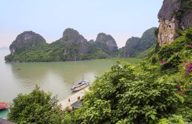 Halong, Vietnam, 11/13/2014, günübirlik tekne Bay. Halong Bay Tonkin Körfezi Hanoi sadece 180 kilometre yer alır. UNESCO Dünya Mirası, Vietnam. 2011 yılında bir Dünya'nın yedi doğal harikası kabul edildi. Tho