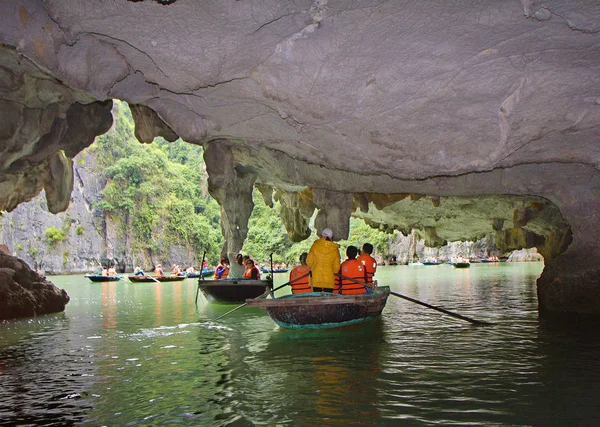 Long Vietnã 2014 Barco Com Turistas Flutua Gruta Mar Long — Fotografia de Stock