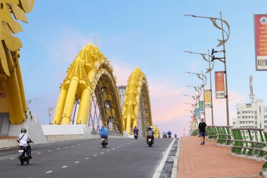 Danang, Vietnam, 11/14/2014, Dragon Köprüsü. Vietnam şehir, da Nang, Han Nehri dragon Köprüsü arasında. Çelik konstrüksiyon, turuncu renkte yapılan inanılmaz. Ejderha köprünün twining özel mechan sayesinde gerçek yangın kusmak