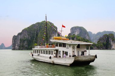 Danang, Vietnam, 11/13/2014, günübirlik tekne Halong Bay. Halong Bay Tonkin Körfezi Hanoi sadece 180 kilometre yer alır. UNESCO Dünya Mirası, Vietnam. 2011 yılında bir Dünya'nın yedi doğal harikası kabul edildi. 