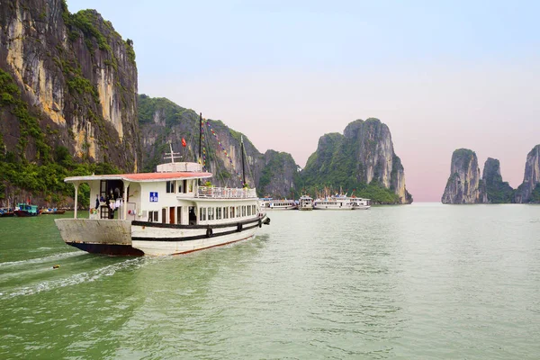 Danang Vietnam 2014 Excursion Boat Halong Bay Halong Bay Located — Stock Photo, Image