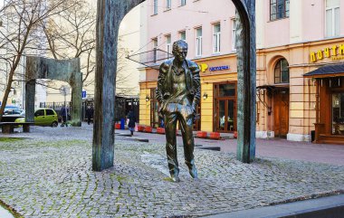 Moskova, Rusya, 11/06/2018, Bulat Okudjava Arbat Caddesi'nde Anıtı. Bulat Okudjava olduğunu bir Sovyet ve Rus şair, bard, romancı ve senaryo yazarı, besteci. Yaklaşık iki yüz orijinal ve pop şarkıları, en önemli temsilcisi olan yazar