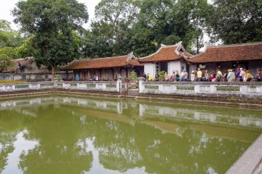 Hanoi, Vietnam, 11/12/2014, edebiyat Tapınağı. Lotus gölet. Vietnamca tapınak edebiyat veya olarak denir - van Meu, Hanoi şaşırtıcı bir cazibe. 1070 kurulmuştur. Yetkililerin (mandalina) eğitimli yetenekli çocuklar vardı. Orada