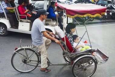 Hanoi, Vietnam, 11/12/2014, çekçek. Hanoi bir çekçek taşımacılığında en egzotik formu. Turistler için popüler bir eğlence olarak Türkiye olarak, rickshaws yaygın olarak taşıma, bir günlük modu olarak kullanılmaktadır.