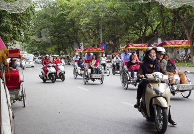Hanoi, Vietnam, 11/12/2014, ulaşım. Hanoi, Vietnam, hemen hemen tüm olduğu gibi bir bisiklet çekçek sadece turistler için bir eğlence taşıma, aynı zamanda para kazanmak için harika bir yol mevcuttur. Şehirde bir bisiklete binmek nominal bir ücret karşılığında olabilir. Viet