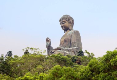 Hong Kong, Çin, 11/06/2014, Lantau Island üzerinde Po Lin manastır. Big Buddha. Buda bir meditasyon poz içinde olduğu bir tapınak bir Lotus, 24 metre yüksekliğinde, şeklinde bir tahta oturur. Heykel fazla 250 ton ağırlığında.