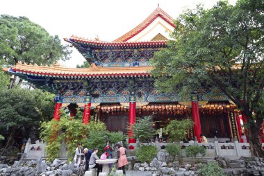 Hong Kong, Çin, 11/09/2014, Wong Tai Sin Temple. Tapınağın önemli bir dini merkez, renkli ve güzel süs eşyaları binalar geleneksel Çince tarzı ile turistlerin ilgisini çekmektedir.