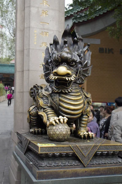 Hong Kong China 2014 Bronze Sculpture Lion Territory Temple Complex — Stock Photo, Image