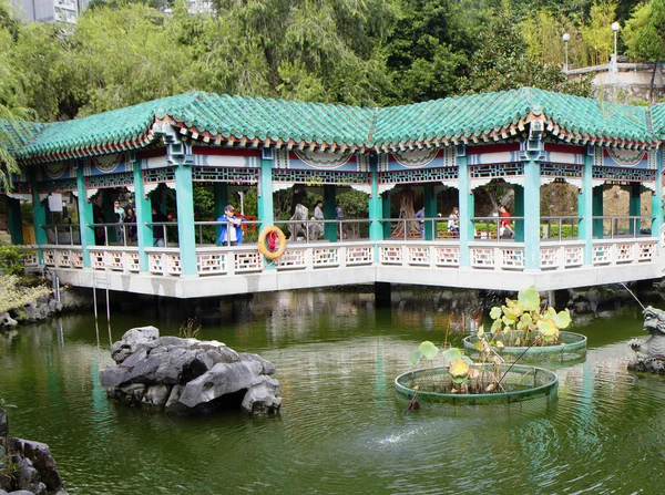 Hong Kong, Çin, 11/09/2014, Bahçe Wong tai Sin temple kompleks içinde iyi dilek. Tapınak Wong tai Sin en güzel iyi dilek bahçe yer. 1991 yılında açıldı ve Feng Shui tüm kurallarına göre inşa edildi bir