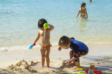 Haiti, Caribbean, 12/26/2013, çocuk sahilde. En iyi dünya haritası üzerinde Haiti plajları arasındadır. Güzellik mercan resifleri, birkaç yüz kilometre beyaz plajları şaşırtıcı bu egzotik doğa.