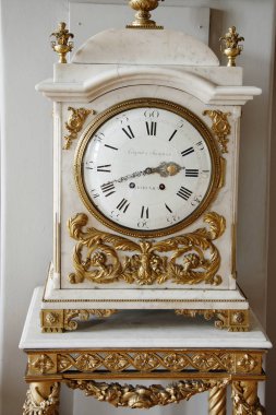 Kopenhag, Danimarka, 2010/07/25, antika masa saati içinde Frederiksborg Kalesi. Benzersiz el yapımı saatler Frederiksborg Kalesi sunulmaktadır.