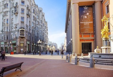 Moskova, Rusya, 11/06/2018, eski Arbat sabahı. Arbat Sokağı bir eski, çok popüler yayalara Moskova'nın tarihi semtlerinden birinde var. Router'in Vakhtangov tiyatro haklı bina. 