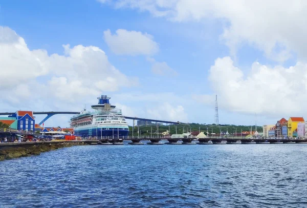 キュラソー カリブ海 2013 ポート キュラソー島は クルーズ船の乗客の千数百人を集めています 市内の バースの係船のクルーズ ライナー — ストック写真