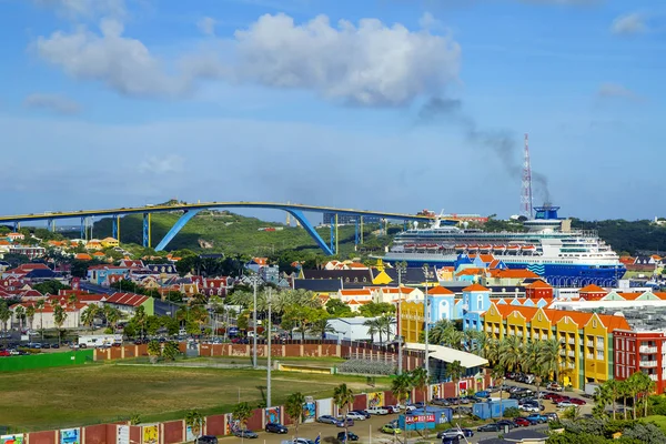 Curacao 加勒比 12187 2013 Port 库拉索岛吸引了数十万游轮乘客 这座城市的两个泊位是为游轮系泊的 — 图库照片