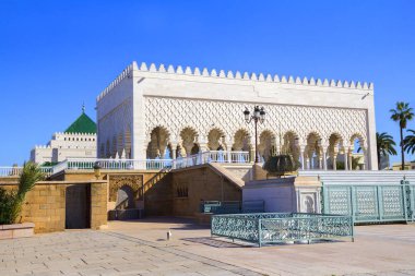 Tarih 12/03/2012, Mohammed V Türbesi, Rabat, Fas. Fas ünlü Kral Mohammed V mezarına aittir. Türbesi beyaz mermer ve yeşil kiremitli çatının Mağribi tarzında yapılmış.