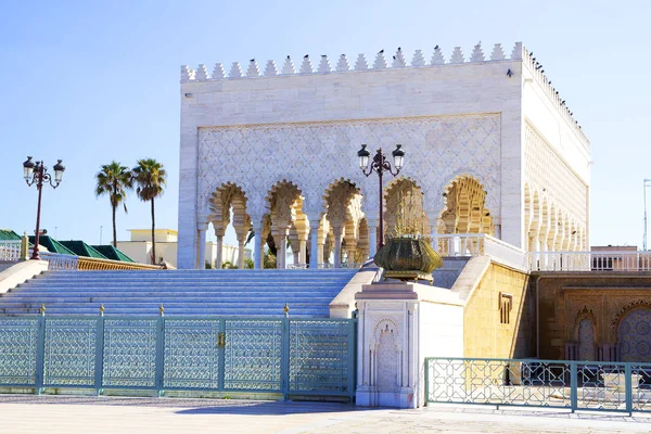 Tarih 12/03/2012, Mohammed V Türbesi, Rabat, Fas. Fas ünlü Kral Mohammed V mezarına aittir. Türbesi beyaz mermer ve yeşil kiremitli çatının Mağribi tarzında yapılmış.