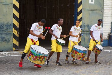 El Salvador, Brezilya, 12/14/2012, davulcular. Grubun davulcular gemiden gelen ziyaretçilere iskele selamlıyor.