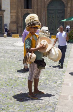 Salvador, Brezilya, 12/14/2012, şapka satıcısı. Salvador sokaklarda tüm hızıyla ticaret.