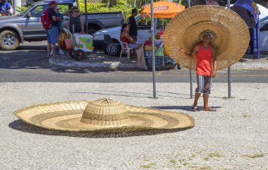 Ilheus, Brezilya, 12/15/2012, büyük şapka. Katedral önünde meydanında işte turistler için bir cazibe: büyük şapkalar görüntülenecek kadar.