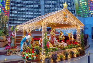 Rio de Janeiro, Brezilya, 12/17/2012, Cathedral.St İsa'nın doğuşu sahnede görüntüsünü. Sebastian'ın Katedrali Rio de Janeiro'da bir Katedrali var. Binada koni şeklinde mevcuttur. Katedralde hiçbir yapay aydınlatma, ışık içeri girer 