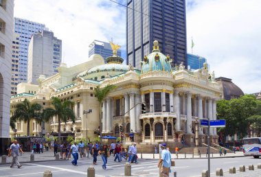 Rio de Janeiro, Brezilya, 12/17/2012, Belediye Tiyatrosu. Opera ve Bale Tiyatrosu Rio de Janeiro bu. 1907 yılında inşa edilmiştir. Tiyatro Binası müzik ve şiir heykelleri ile dekore edilmiştir. Rio d arması heykeller arasında olduğunu