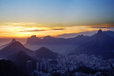 Rio de Janeiro. Brezilya. Gün batımı. Sugar Loaf Dağı görüntüleyin. Güzel mor günbatımı gökyüzü, Brezilya Rio de Janeiro şehrine süslemekte.