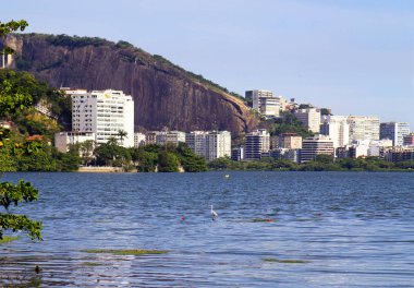 Rio de Janeiro. Brezilya. Lagün manzarasına. Rodrigo de Freitas veya sadece Lagoon 7.5 km bir alanı kaplamaktadır ve Ipanema ve botanik arasında şehrin güneyinde bulunan lagün Rio sakinleri geri kalanının en sevdiğim yerdir