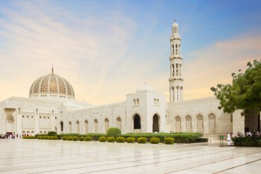 Muscat, Umman, Sultan Qaboos Ulu Camii. Sultan Qaboos Camii veya Muscat katedral cami olan ana çalışma Muscat, Umman camidir.