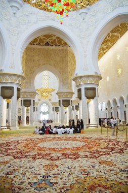 Abu Dhabi, Birleşik Arap Emirlikleri, 04/10/2013, cami beyaz. İç. Doğal kaplama malzemeleri caminin mermer, taş, altın, yarı değerli taşlar, kristaller ve seramik içerir. Ana şapele katında dünyanın ile kaplıdır
