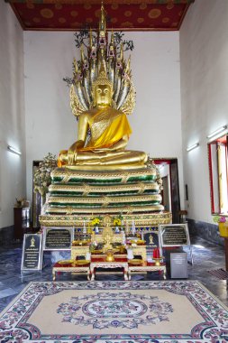 Bangkok, Tayland, Thailand, 11/19/2014, Wat Pho, Tapınağı yatan Buda. Tapınağın içine. Buda Chinnasri heykeli. Yedi - başlı ejderha tarafından korunan oturmuş Buda heykeli Batı tapınağın ana biridir.